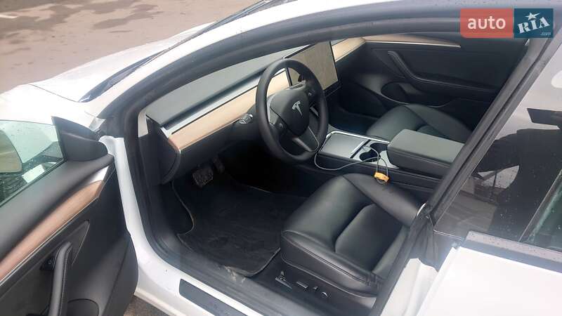 Седан Tesla Model 3 2021 в Киеве