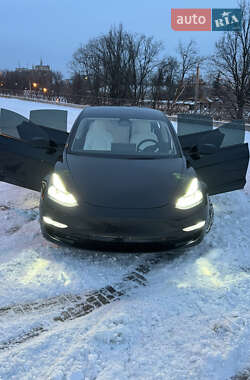 Седан Tesla Model 3 2022 в 