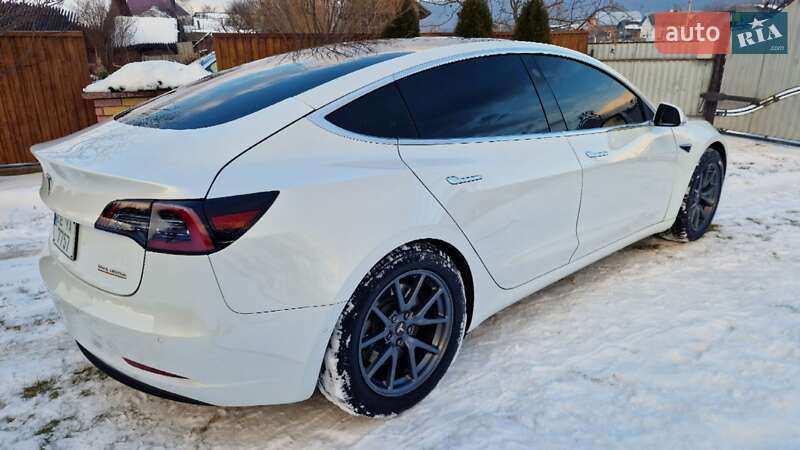 Седан Tesla Model 3 2019 в Чернівцях