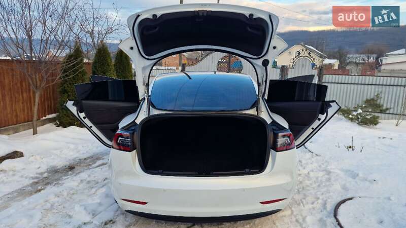Седан Tesla Model 3 2019 в Чернівцях