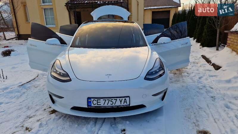 Седан Tesla Model 3 2019 в Чернівцях
