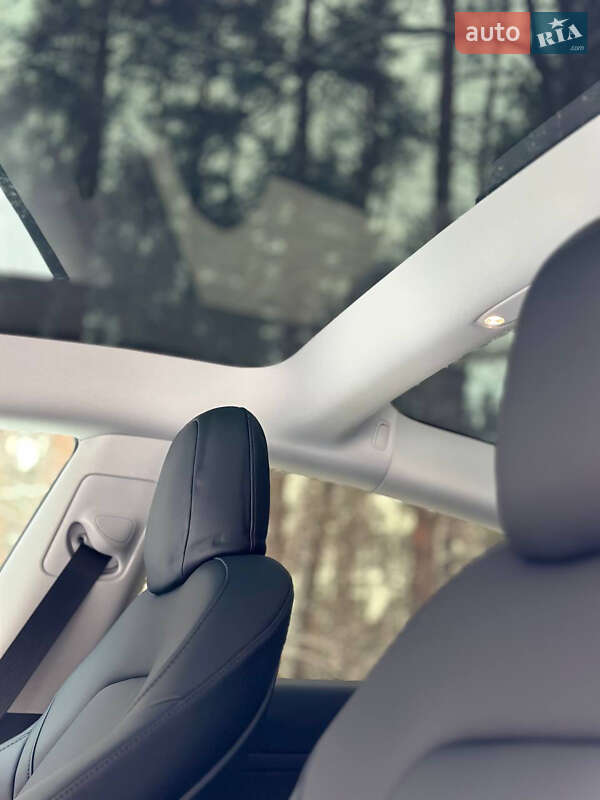 Седан Tesla Model 3 2021 в Киеве