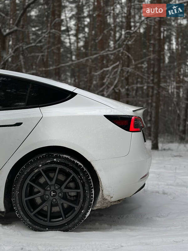 Седан Tesla Model 3 2021 в Киеве