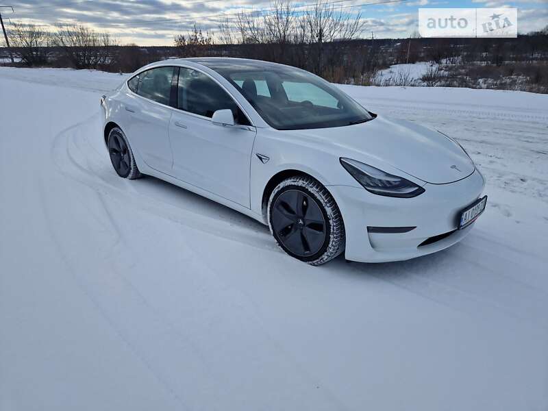 Седан Tesla Model 3 2019 в Бучі