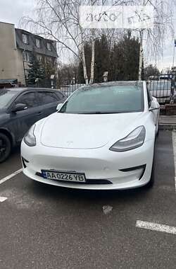 Седан Tesla Model 3 2020 в Бучі