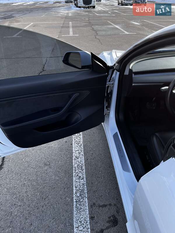 Седан Tesla Model 3 2019 в Львове