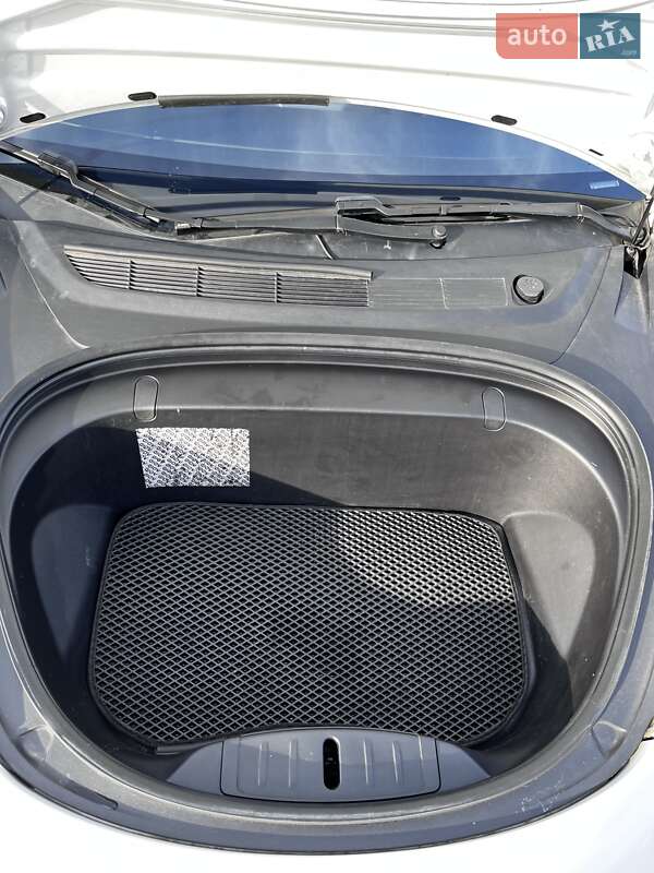 Седан Tesla Model 3 2019 в Львове