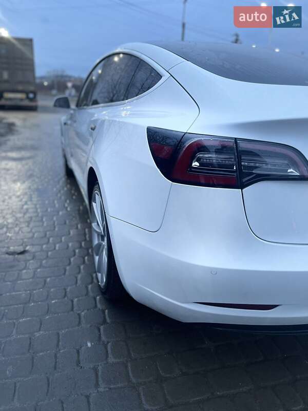 Седан Tesla Model 3 2020 в Львові