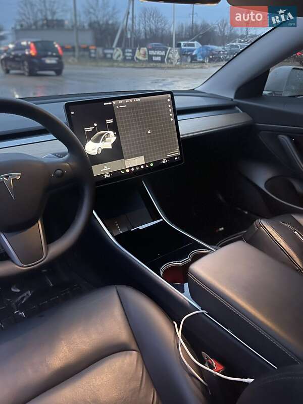 Седан Tesla Model 3 2020 в Львові