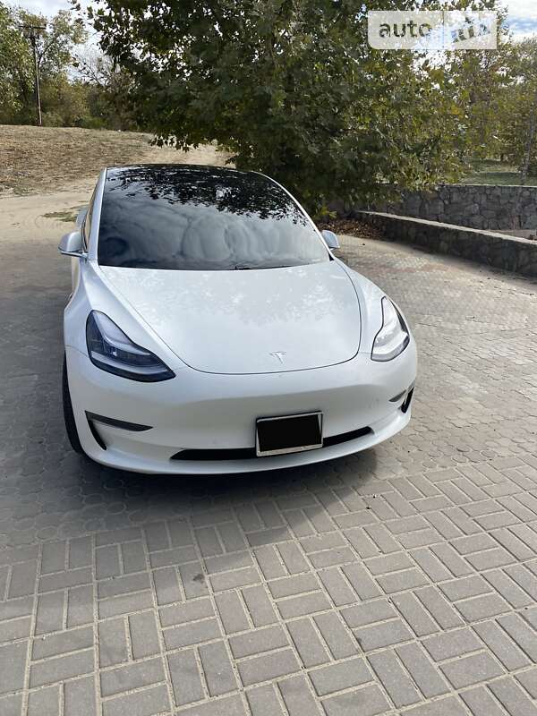 Седан Tesla Model 3 2019 в Львові