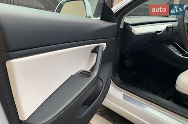Седан Tesla Model 3 2019 в Львове