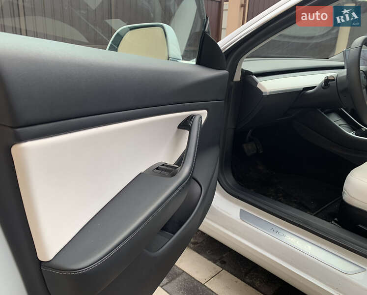 Седан Tesla Model 3 2019 в Львове