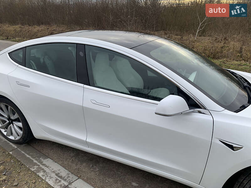 Седан Tesla Model 3 2019 в Львове