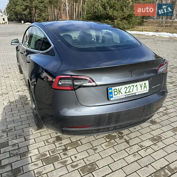 Седан Tesla Model 3 2019 в 
