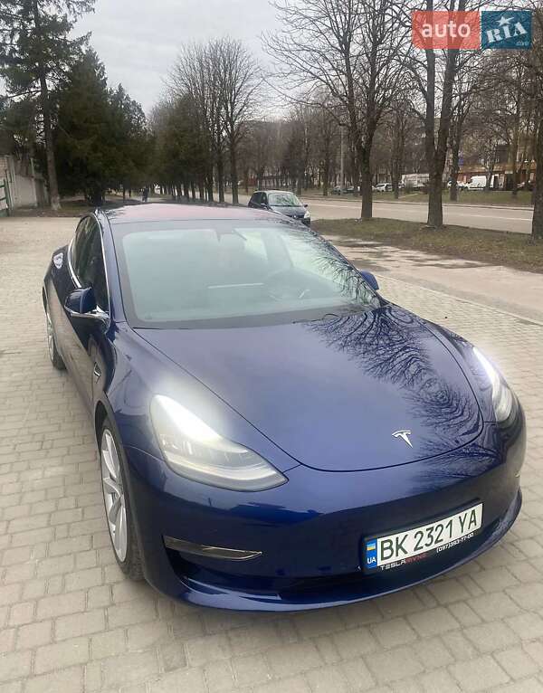 Седан Tesla Model 3 2019 в Ровно