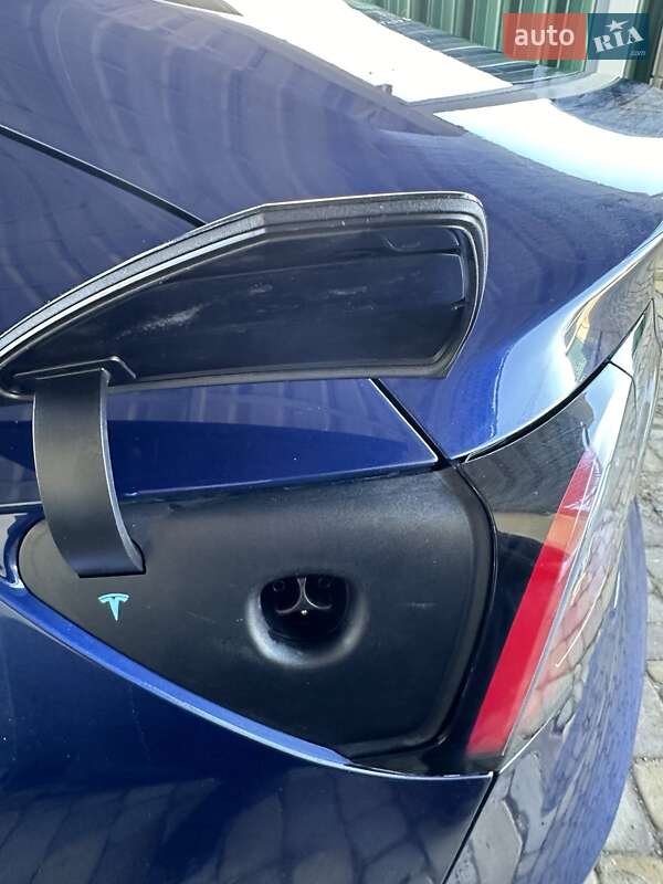 Седан Tesla Model 3 2019 в Ровно
