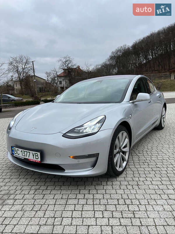 Седан Tesla Model 3 2018 в Львові