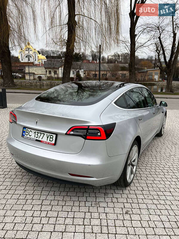 Седан Tesla Model 3 2018 в Львові