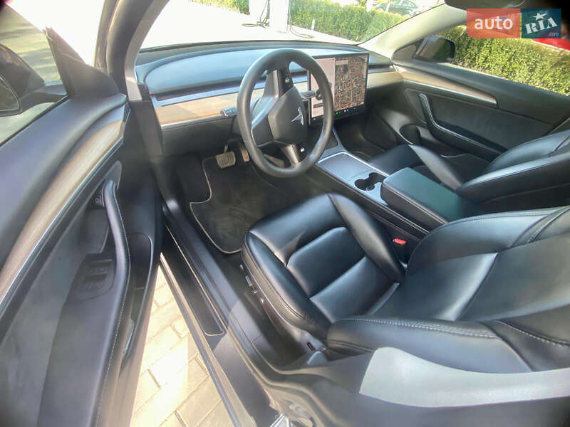 Седан Tesla Model 3 2021 в Ужгороді