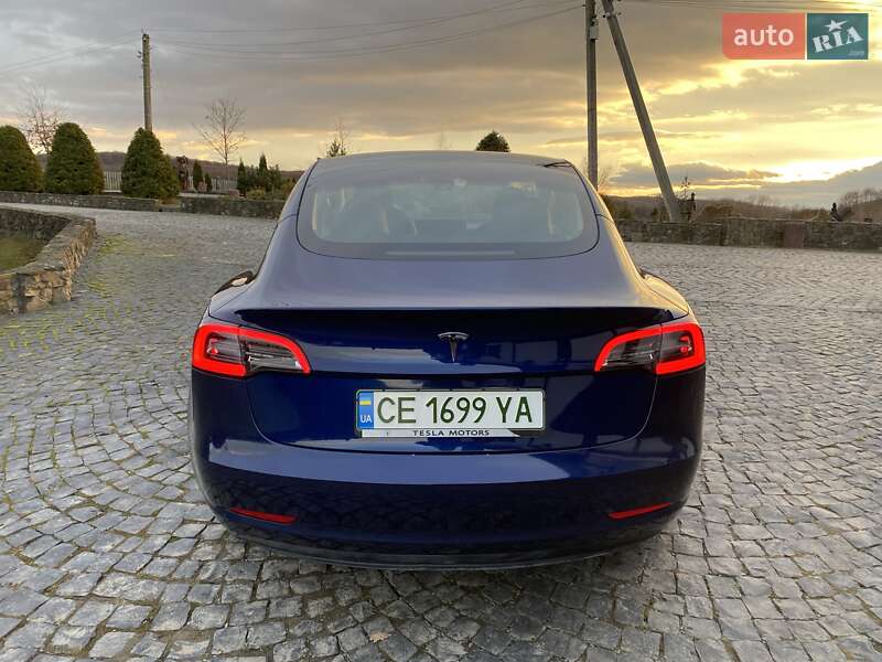 Седан Tesla Model 3 2023 в Чернівцях