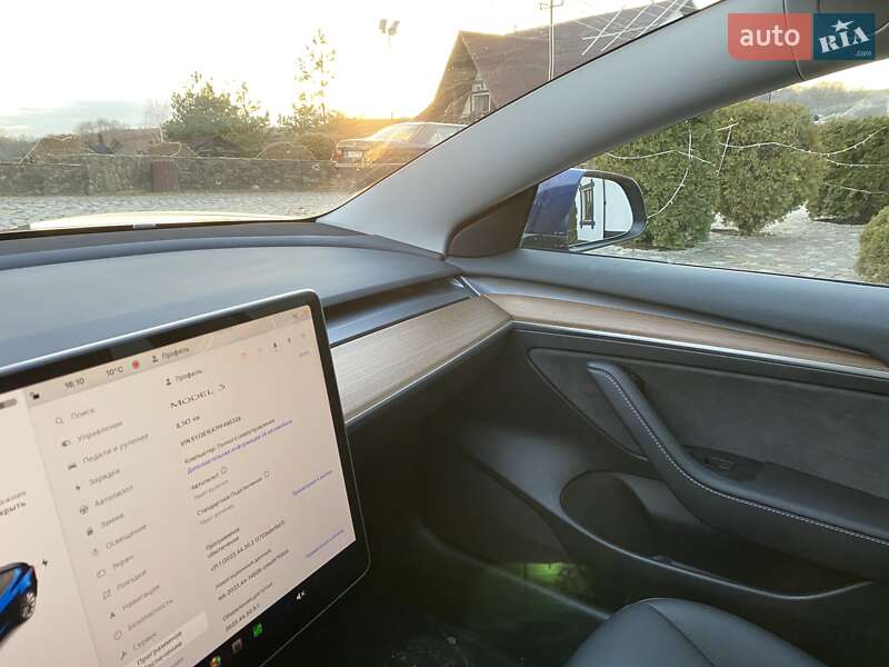 Седан Tesla Model 3 2023 в Чернівцях