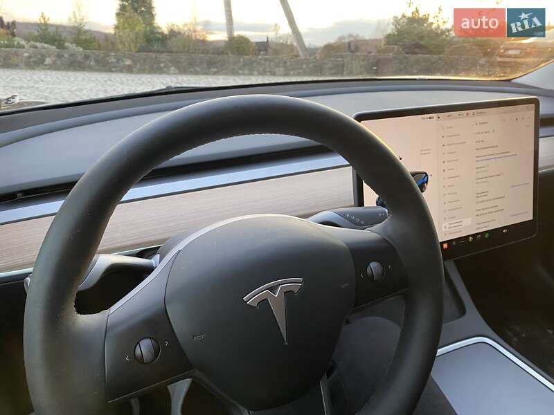 Седан Tesla Model 3 2023 в Чернівцях