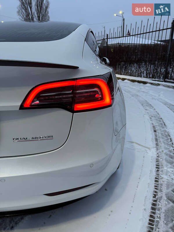 Седан Tesla Model 3 2020 в Києві