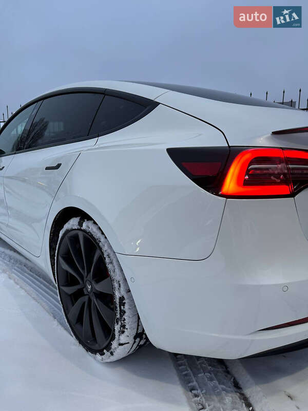Седан Tesla Model 3 2020 в Києві