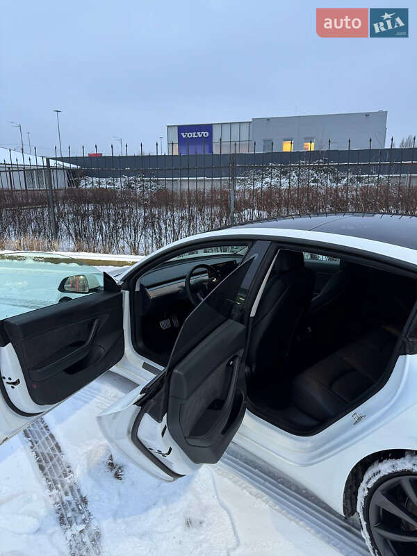 Седан Tesla Model 3 2020 в Києві