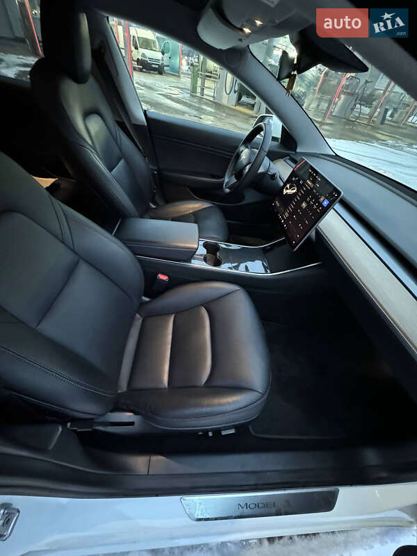 Седан Tesla Model 3 2020 в Києві