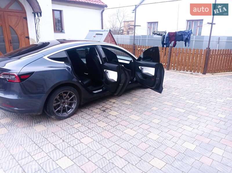 Седан Tesla Model 3 2018 в Львові