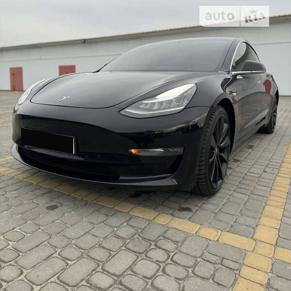 Седан Tesla Model 3 2019 в Львове