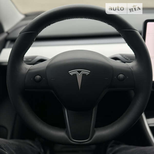 Седан Tesla Model 3 2019 в Львове