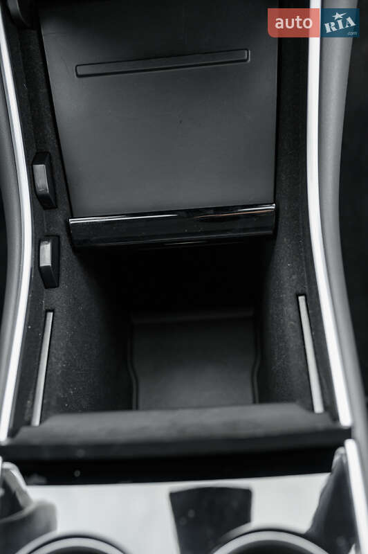Седан Tesla Model 3 2019 в Львове