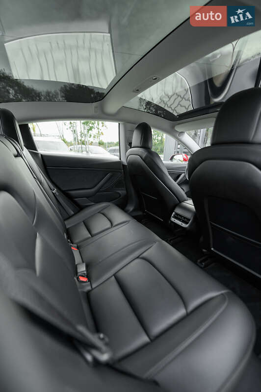 Седан Tesla Model 3 2019 в Львове