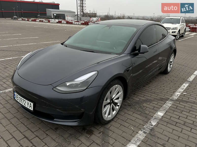 Седан Tesla Model 3 2022 в 