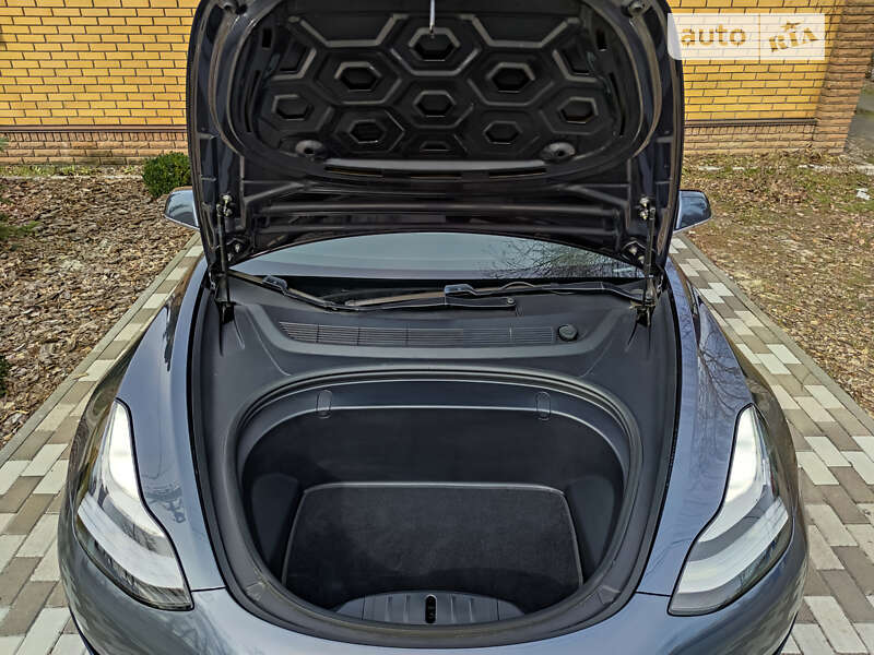 Седан Tesla Model 3 2019 в Киеве