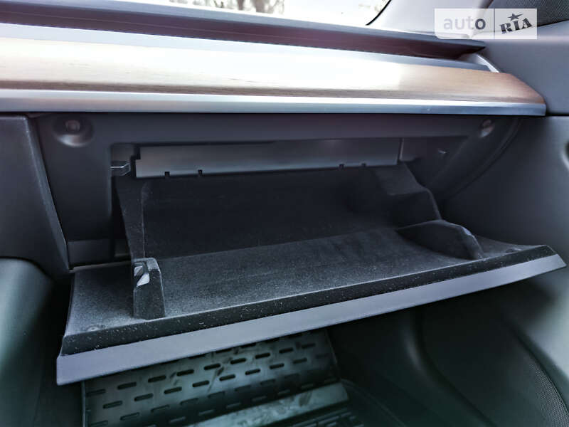 Седан Tesla Model 3 2019 в Киеве