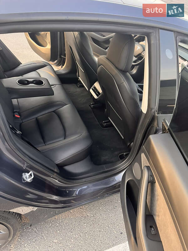 Седан Tesla Model 3 2021 в Львове