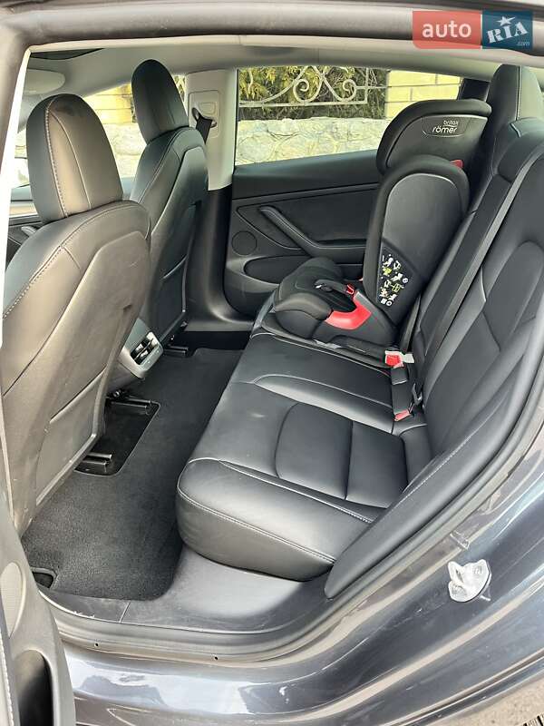 Седан Tesla Model 3 2022 в Валках