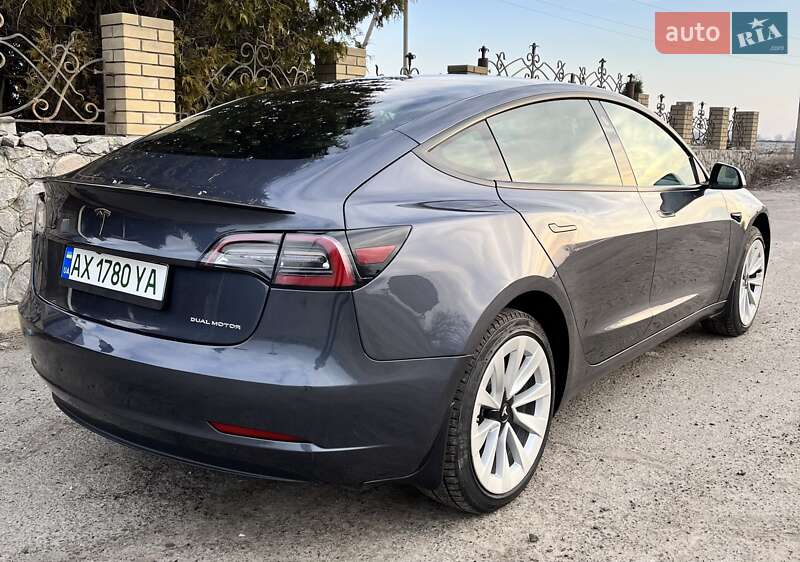 Седан Tesla Model 3 2022 в Валках