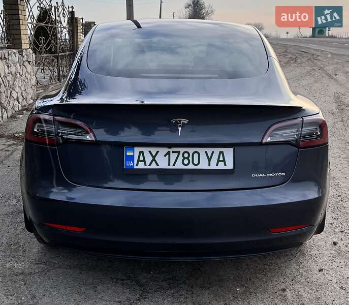 Седан Tesla Model 3 2022 в Валках