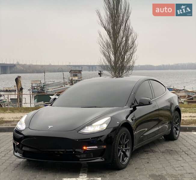 Седан Tesla Model 3 2022 в 