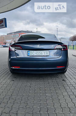Седан Tesla Model 3 2022 в 