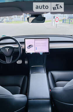 Седан Tesla Model 3 2022 в 