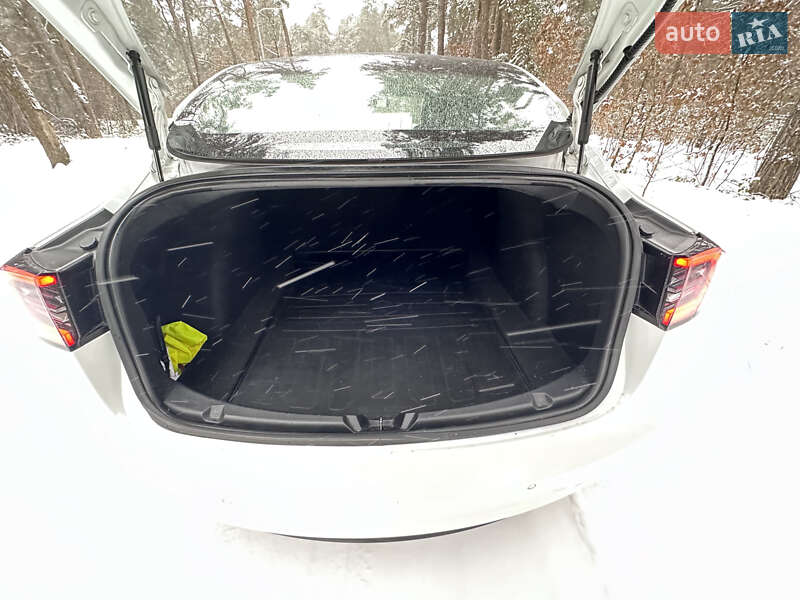 Седан Tesla Model 3 2018 в Львові