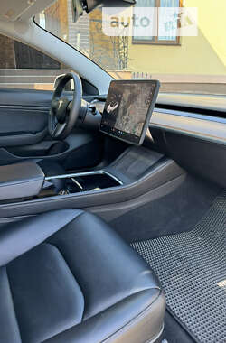 Седан Tesla Model 3 2021 в Дубні