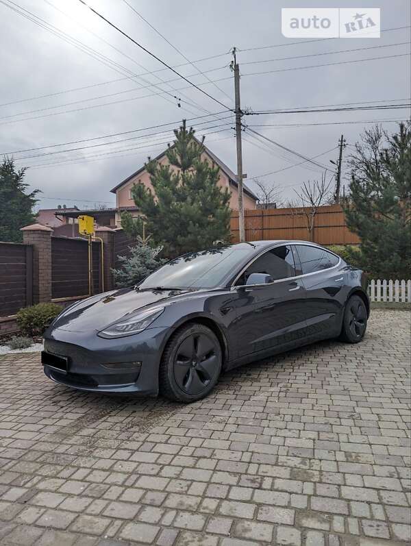 Седан Tesla Model 3 2019 в Чернівцях