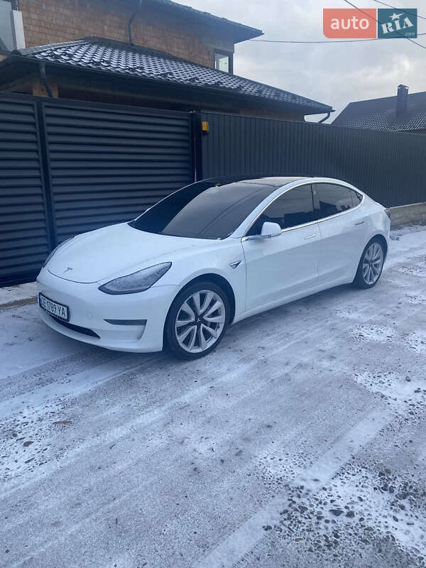 Седан Tesla Model 3 2019 в Черновцах