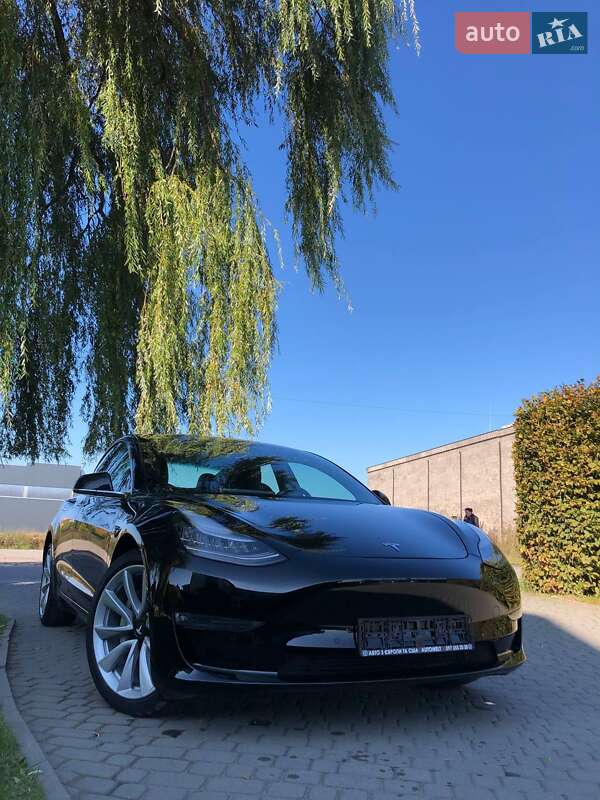 Седан Tesla Model 3 2018 в Львове
